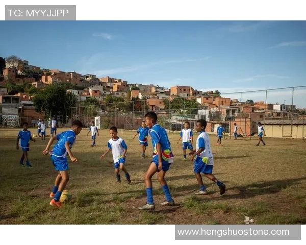 小人们的足球梦奇幻冒险之旅在绿茵场上展现友谊与团结的力量 小人们的足球梦奇幻冒险之旅在绿茵场上展现友谊与团结的力量