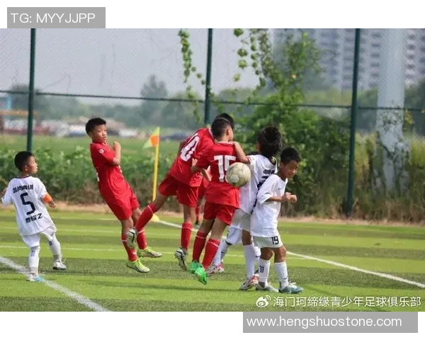 足球忧少年在绿茵场上的梦想与坚持追寻青春的希望与挑战 足球忧少年在绿茵场上的梦想与坚持追寻青春的希望与挑战