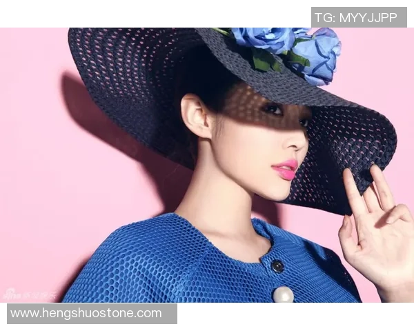 足球宝贝徐冬冬魅力四射的时尚写真集，展现青春与活力的完美结合